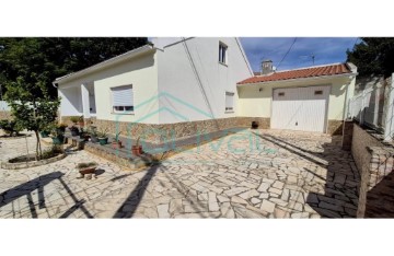 House 4 Bedrooms in Samora Correia