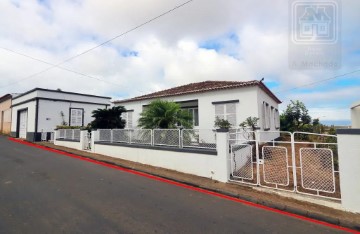 House 4 Bedrooms in Santa Bárbara