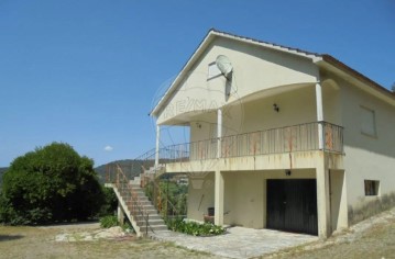 House 3 Bedrooms in Calheiros