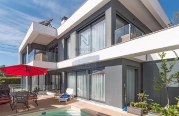 House 5 Bedrooms in Charneca de Caparica e Sobreda