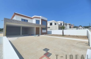 House 4 Bedrooms in Lourinhã e Atalaia