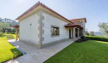 House 4 Bedrooms in Fornelos e Queijada