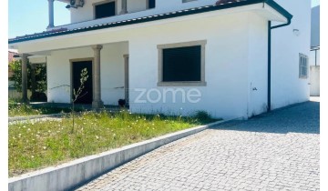 House 4 Bedrooms in Eiriz