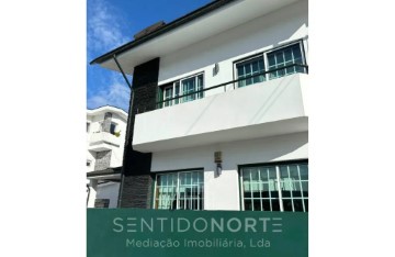 House 4 Bedrooms in Cidade da Maia