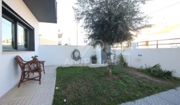 House 4 Bedrooms in Santo António da Charneca