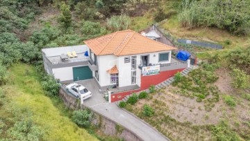 House 4 Bedrooms in Caniço