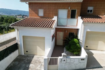 House 3 Bedrooms in Bairro