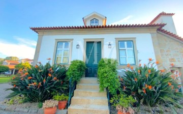 House 5 Bedrooms in Rebordões (Santa Maria)