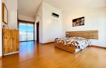 House 4 Bedrooms in Carvalho