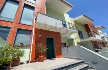 House 4 Bedrooms in Caparica e Trafaria