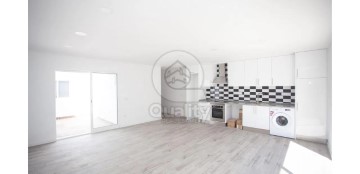 House 2 Bedrooms in Barreiro e Lavradio