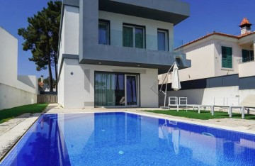 House 4 Bedrooms in Caparica e Trafaria