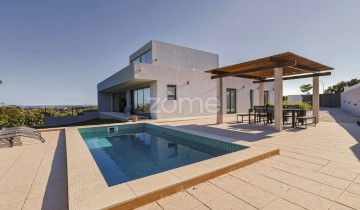 House 4 Bedrooms in Barcarena