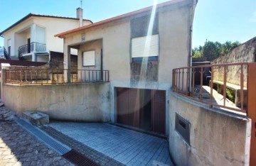 House 3 Bedrooms in Junqueira