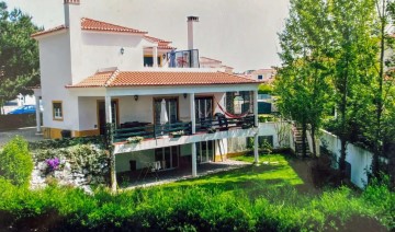 House 4 Bedrooms in Amoreira