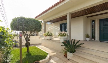 House 3 Bedrooms in Escapães