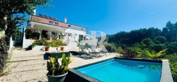 House 4 Bedrooms in Campelo