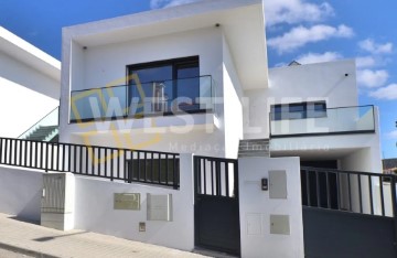 House 3 Bedrooms in São Pedro