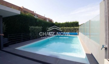 House 4 Bedrooms in Vila Nova