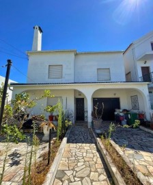 House 5 Bedrooms in Santo António da Charneca