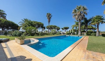 House 4 Bedrooms in Quarteira