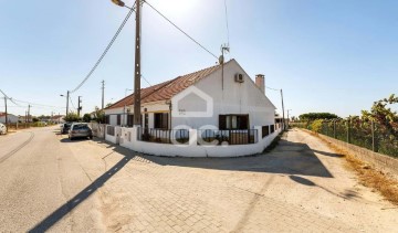 House 4 Bedrooms in Pegões