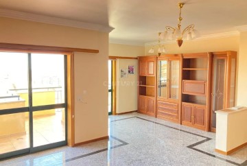 Apartment 3 Bedrooms in Sobrado e Bairros