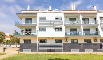 Apartment 4 Bedrooms in Santo António da Charneca