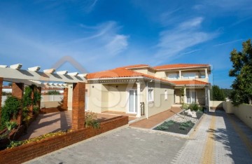 House 4 Bedrooms in Marinha Grande