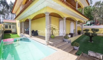 House 4 Bedrooms in Coronado (São Romão e São Mamede)