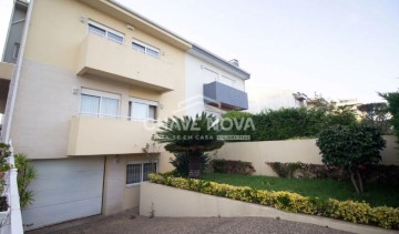 House 4 Bedrooms in Moreira