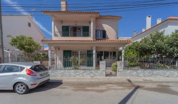 Maison 5 Chambres à Charneca de Caparica e Sobreda