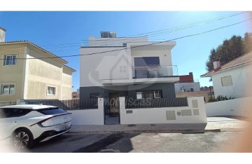 House 4 Bedrooms in Pontinha e Famões