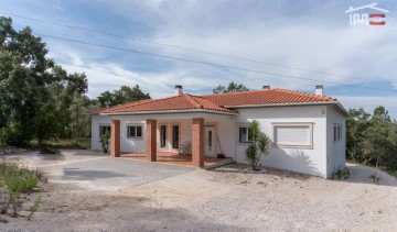 House 3 Bedrooms in Nossa Senhora da Piedade