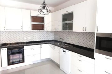 Apartment 3 Bedrooms in Santo António dos Olivais