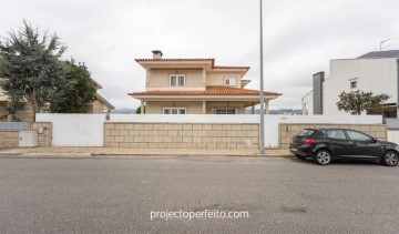 House 3 Bedrooms in Paredes