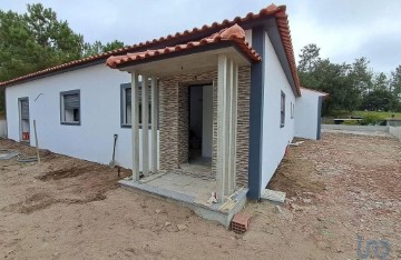 House 3 Bedrooms in Monte Redondo e Carreira