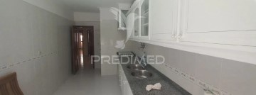 Apartment 2 Bedrooms in Massamá e Monte Abraão