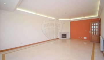 Apartamento 2 Quartos em Carcavelos e Parede