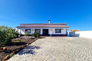 House 4 Bedrooms in Fazendas de Almeirim