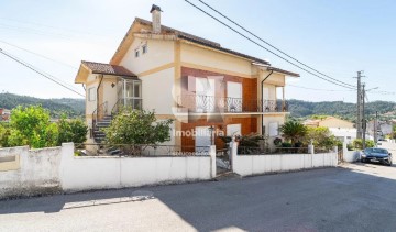 House 5 Bedrooms in Santo António dos Olivais