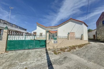 House 4 Bedrooms in Famalicão