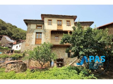 House 4 Bedrooms in Armaño