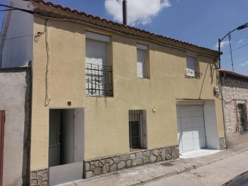 House 2 Bedrooms in Megeces