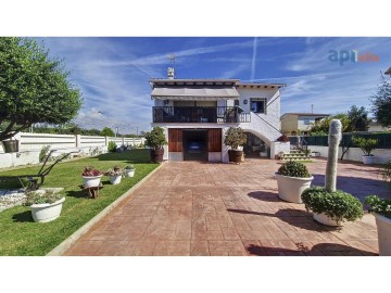 House 3 Bedrooms in Port-Roma