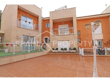 Casa o chalet 5 Habitaciones en Vírgen de Montserrat