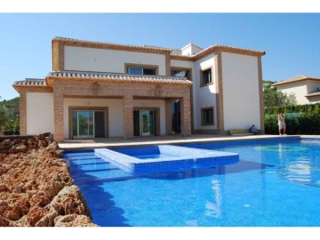 House 3 Bedrooms in Los Cerezos