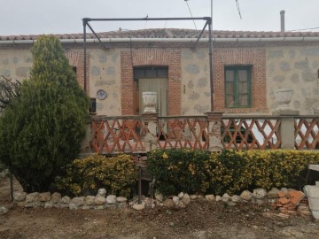 House 4 Bedrooms in Muñogalindo