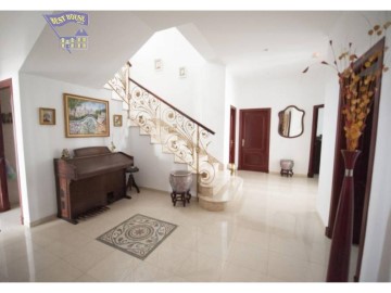 House 5 Bedrooms in La Frontera