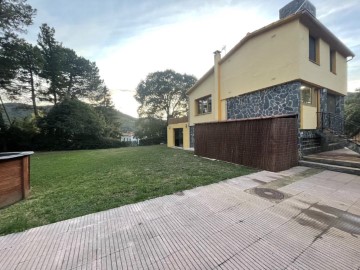 House 4 Bedrooms in Llora